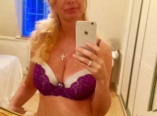 Svetlana blond bombshell escort & masseuse in London!