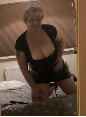 Southampton Escort Lily  smiles. Adult Entertainer in United Kingdom, Female Adult Service Provider, British Escort and Companion.