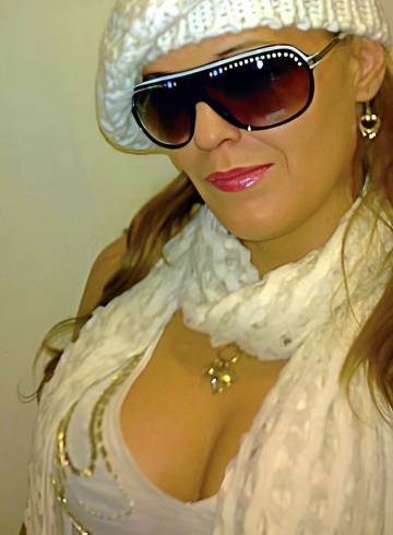 London Escort Lori  Escu Adult Entertainer in United Kingdom, Female Adult Service Provider, Romanian Escort and Companion.