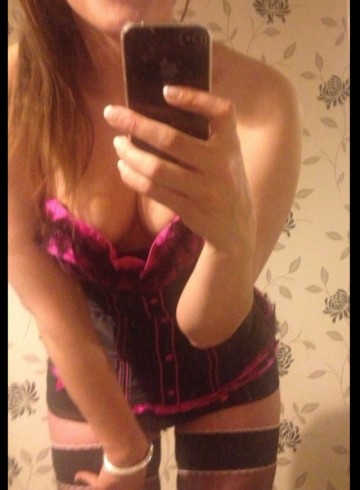 Birmingham Escort LaurenXXX Adult Entertainer in United Kingdom, Female Adult Service Provider, Escort and Companion.